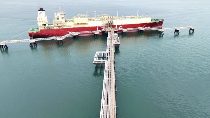 [다윈(호주)=뉴시스] 호주 다윈 액화천연가스(LNG) 터미널에서 LNG를 선적하고 있는 SK의 선박. (사진=SK이노베이션) 2026.09.30 photo@newsis.com *재판매 및 DB 금지 *재판매 및 DB 금지