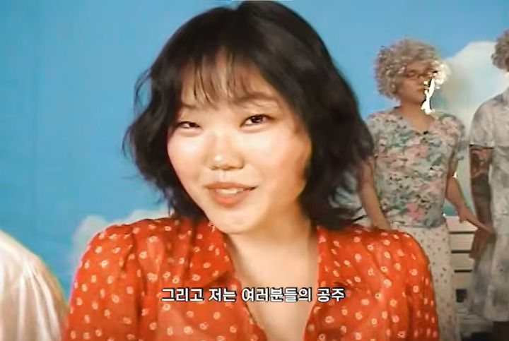 [서울=뉴시스] 악뮤(AKMU) 이수현이 한층 날렵해진 턱선을 선보이며 콘서트 홍보에 나섰다. (사진=유튜브 채널 'AKMU' 캡처)