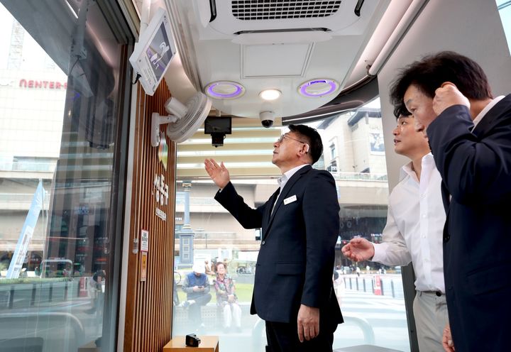 [서울=뉴시스] 스마트쉼터 히어링루프 시연회. (사진=성동구 제공) 2026.09.30. photo@newsis.com *재판매 및 DB 금지