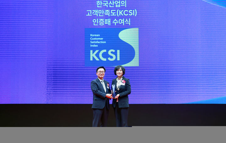 30일 서울시 중구 소재 산라호텔에서 진행된 2026년 한국산업의 고객만족도(KCSI) 인증패 수여식에서 박현주 신한은행 소비자보호그룹장(오른쪽)과 한수희 한국능률협회컨설팅 대표이사가 기념촬영하고 있다. (사진=신한은행 제공) *재판매 및 DB 금지
