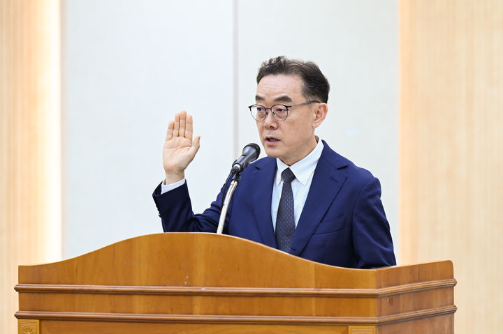 [부산=뉴시스]부산시의회 인사청문특별위원회는 30일 오전 김현준 부산신용보증재단 이사장 후보자에 대한 인사청문회를 열고 금융 분야 전문성과 재단 운영 능력, 선거캠프 참여 경위 등을 검증했다. (사진=부산시의회 제공) 2026.09.30. photo@newsis.com *재판매 및 DB 금지
