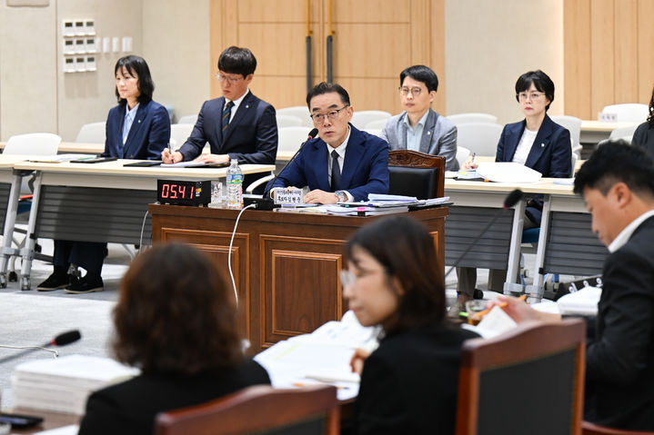 [부산=뉴시스]부산시의회 인사청문특별위원회는 30일 오전 김현준 부산신용보증재단 이사장 후보자에 대한 인사청문회를 열고 금융 분야 전문성과 재단 운영 능력, 선거캠프 참여 경위 등을 검증했다. (사진=부산시의회 제공) 2026.09.30. photo@newsis.com *재판매 및 DB 금지