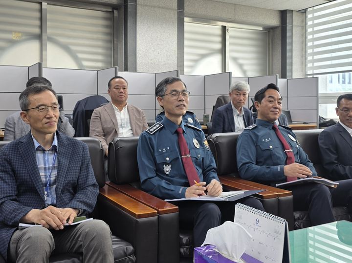 [인천=뉴시스] 전예준 기자 = 유승렬(가운데) 인천경찰청장이 30일 인천경찰청 기자실에서 기자간담회를 하고 있다. 2026.09.30. kok@newsis.com *재판매 및 DB 금지