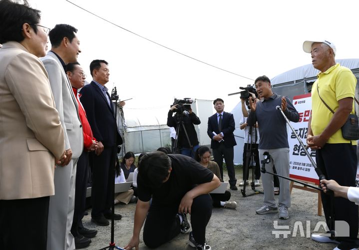 [충주=뉴시스] 이병찬 기자 = 30일 국민의힘이 '농민수탈 농지 전수조사 현장 방문'한 충북 충주시 용두동의 한 정미소에서 장동혁 대표 등 당 관계자들이 농민들과 대화하고 있다.2026.09.30.bclee@newsis.com 
