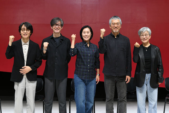 [서울=뉴시스] 30일 서울 중구 국립극단 명동예술극장에서는 '안트로폴리스' 기자간담회가 열렸다. 사진은 임일진(왼쪽부터) 무대미술가, 정영두 연출, 서지혜 연출, 강량원 연출, 박정희 예술감독(사진 =국립극단 제공) 2026.09.30. photo@newsis.com *재판매 및 DB 금지