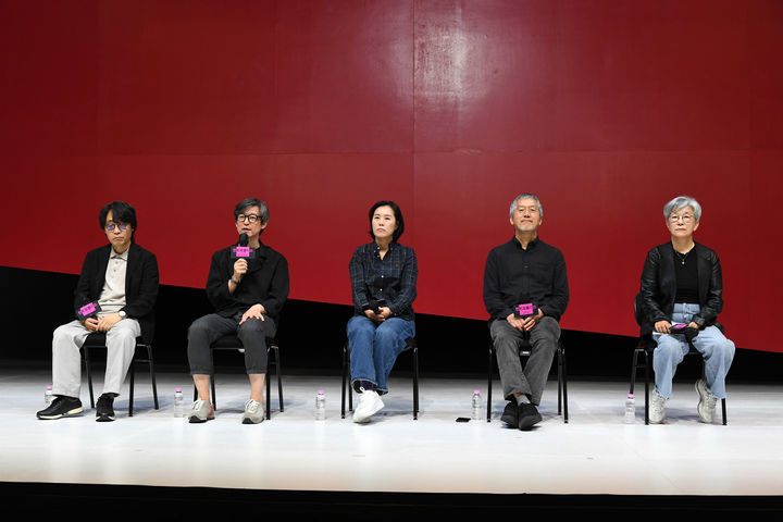 [서울=뉴시스] 30일 서울 중구 국립극단 명동예술극장에서는 '안트로폴리스' 기자간담회가 열렸다. 사진은 임일진(왼쪽부터) 무대미술가, 정영두 연출, 서지혜 연출, 강량원 연출, 박정희 예술감독(사진 =국립극단 제공) 2026.09.30. photo@newsis.com *재판매 및 DB 금지