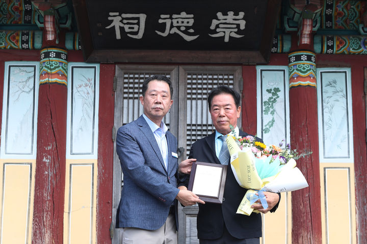 [보령=뉴시스] 왼쪽부터 장진원 부시장과 최방순씨. (사진=보령시청 제공) 2026.09.30. photo@newsis.com *재판매 및 DB 금지