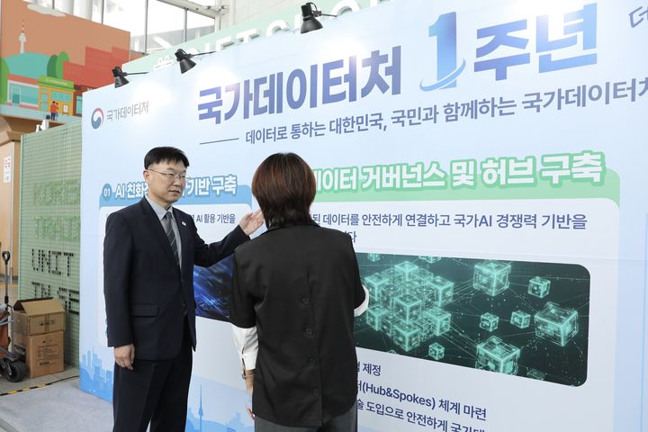 [서울=뉴시스] 국가데이터처가 출범 1주년을 맞아 시민들과 지난 1년간의 성과를 공유하고 데이터의 가치를 알리는 소통 행사를 열었다. 안형준 국가데이터처장이 행사를 둘러보고 있다. (사진 = 데이터처 제공) 2026.09.30.&nbsp; *재판매 및 DB 금지