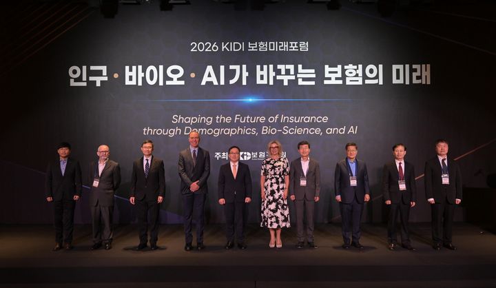 [서울=뉴시스] (왼쪽 두번째부터) 데이비드 싱클레어 국제장수센터(ILC-UK) 최고경영자(CEO), 베니 지 홍콩중문의대 교수, 제이슨 피오릴로 보스턴 다이나믹스 최고법률책임자(CLO), 유재훈 보험개발원 원장, 도로타 짐노흐 마이크로소프트 글로벌 자문역, 김헌수 보험연구원 원장. (사진=보험개발원 제공) 2026.09.30. photo@newsis.com *재판매 및 DB 금지