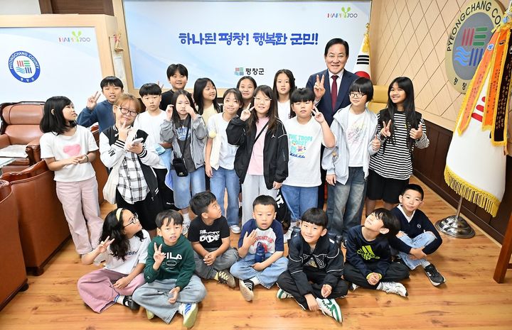 [평창=뉴시스] 평창군청을 견학한 대화초등학교 학생들이 심재국 군수와 기념촬영을 하고 있다. (사진=평창군 제공) 2026.09.30. photo@newsis.com *재판매 및 DB 금지