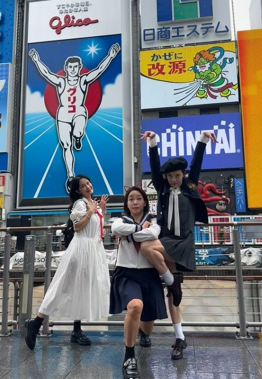 [서울=뉴시스] 김지민이 지인들과 함께 사진을 찍는 모습이다. (사진=김지민 SNS 캡처) 2026.09.30. photo@newsis.com *재판매 및 DB 금지