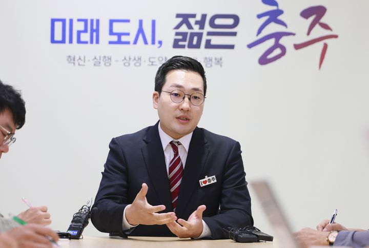 기자간담회하는 이동석 충주시장 *재판매 및 DB 금지