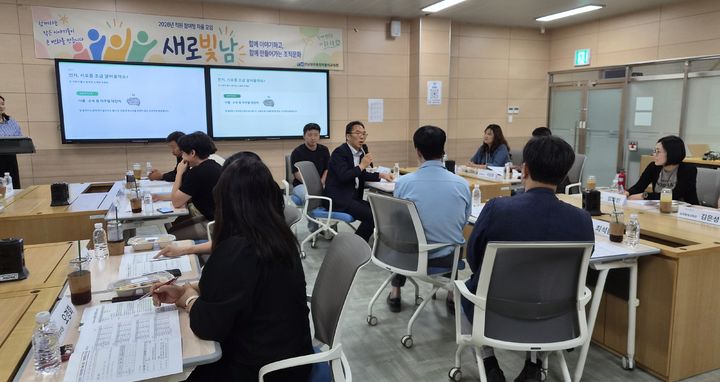 [전남광주=뉴시스] 30일 나주 창의융합교육원에서 전남광주 교직원 21명이 직원간 소통 모임 '새로빛남' 첫 모임을 갖고 있다. (사진 = 전남광주통합교육청 제공). 2026.09.30. photo@newsis.com *재판매 및 DB 금지