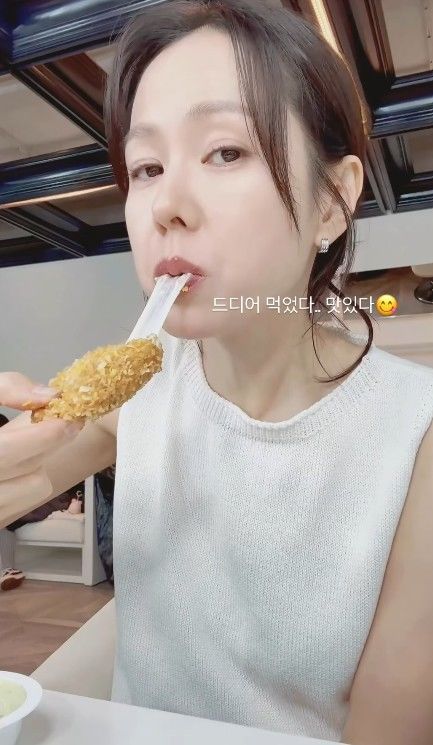 [서울=뉴시스] 손예진이 치즈스틱을 먹는 모습이다. (사진=손예진 SNS 캡처) 2026.09.30. photo@newsis.com *재판매 및 DB 금지