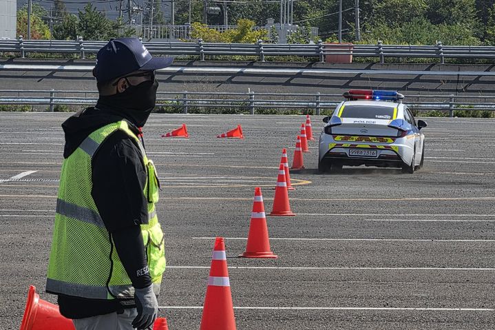 [대구=뉴시스] 이상제 기자 = 30일 대구 달성군 지능형자동차부품진흥원에서 순찰차가 빠르게 질주하고 있다. 2026.09.30. king@newsis.com *재판매 및 DB 금지