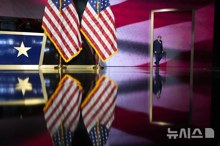 [댈러스=AP/뉴시스] 미국 중간선거가 한 달여 앞으로 다가왔다. 사진은 도널드 트럼프 미국 대통령이 9월9일(현지시간) 미국 텍사스주 댈러스에서 열린 공화당 전당대회에 도착한 모습. 2026.10.01.