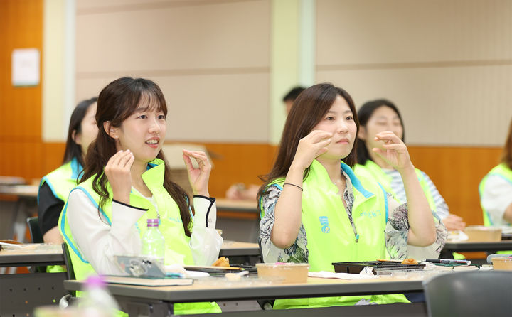 하나금융그룹 임직원들이 서울 명동 사옥에서 수어교육을 받고 있다. (사진=하나금융 제공) *재판매 및 DB 금지