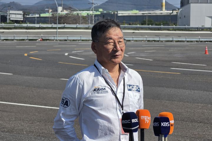[대구=뉴시스] 이상제 기자 = 30일 대구 달성군 지능형자동차부품진흥원에서 홍성열 대한자동차경주협회 부회장 기자들의 질문에 답하고 있다. 2026.09.30. king@newsis.com *재판매 및 DB 금지