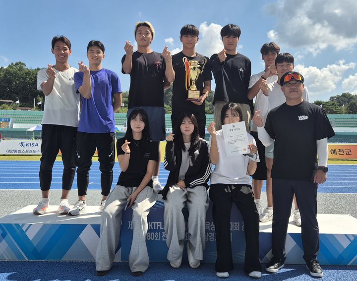[전남광주=뉴시스] 제80회 전국대학대항육상경기대회에서 종합 2등을 차지한 조선대 육상부. (사진 = 조선대 제공). 2026.09.30. photo@newsis.com *재판매 및 DB 금지
