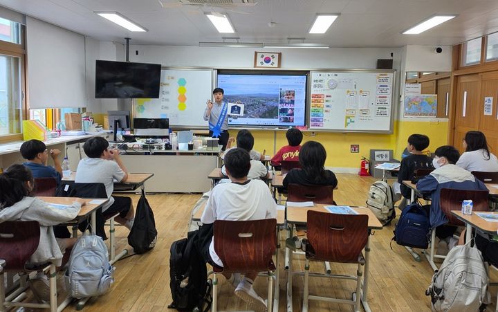 [거창=뉴시스] 경남 거창군 초등학생 대상 ‘맞춤형 도로명주소 교육. (사진=거창군 제공) 2026.09.30. photo@newsis.com&nbsp; *재판매 및 DB 금지
