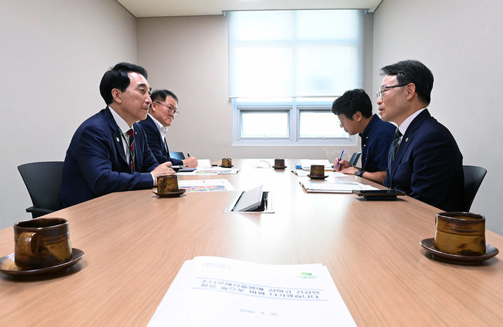 [홍성=뉴시스] 박수현 충남지사가 박은식 산림청장과 대화를 나누고 있다. *재판매 및 DB 금지