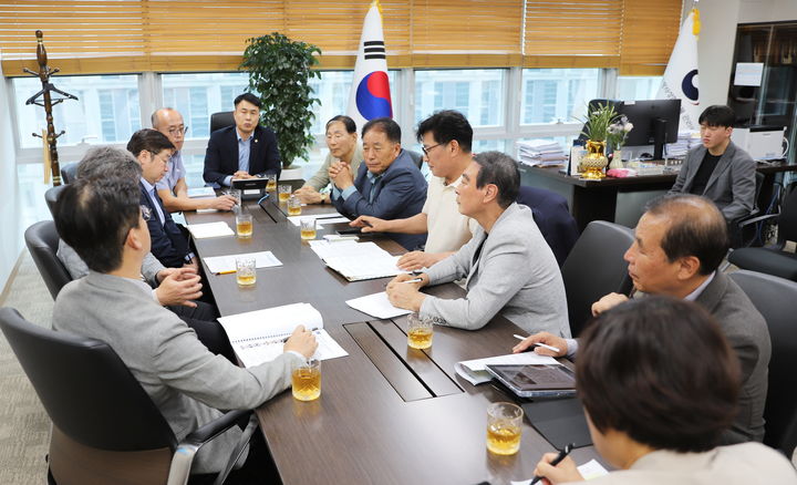 [고창=뉴시스] 영광 한빛원전 내 핵폐기물 건식저장시설 추진 관련 지난 29일 정부 고준위방사성폐기물관리위원회를 방문한 고창군의회 한빛원자력본부특별위원회 위원들(우측)이 군민 안전을 위한 대책 마련을 촉구하고 있다. *재판매 및 DB 금지