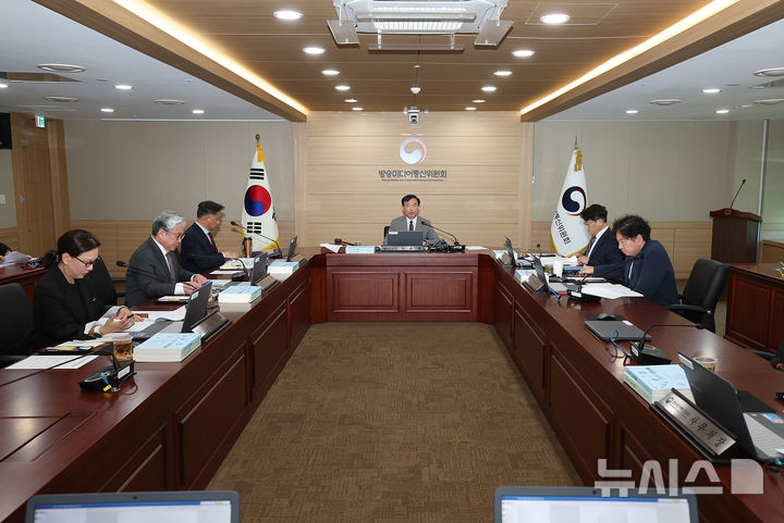 [서울=뉴시스] 윤현성 기자 = 김종철 방송미디어통신위원장(가운데)이 30일 정부과천청사에서 '2026년 제39차 전체회의'를 진행하고 있다. (사진=방송미디어통신위원회 제공) 2026.09.30. hsyhs@newsis.com