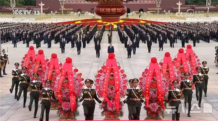 [베이징=뉴시스] 30일 오전 중국 베이징 톈안먼광장에서 시진핑 국가주석 등 중국 지도부가 참석한 가운데 열사기념일 인민영웅 헌화식이 열리고 있다.(사진=중국중앙(CC)TV 영상 갈무리) 2026.09.30 photo@newsis.com