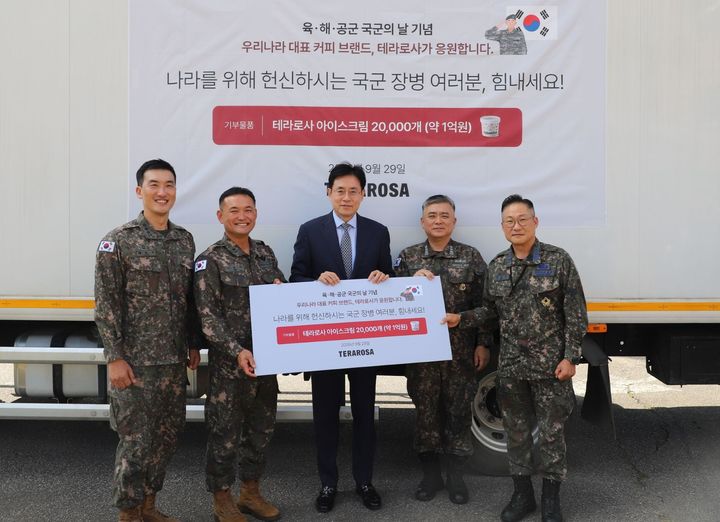 (왼쪽부터)육군 동해안군수지원단장 박순국 대령, 육군 3군수지원여단장 이병석 준장, 김의열 테라로사 대표이사, 해군 1함대사 군수전대장 박종화 대령, 공군 18전투비행단 작전지원전대장 이정우 대령이 기념촬영을 하고 있다. (사진=테라로사 제공) *재판매 및 DB 금지