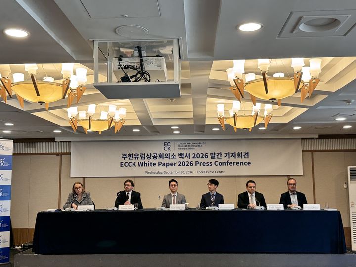[서울=뉴시스] 30일 주한유럽상공회의소(ECCK)는 서울 중구 프레스센터 매화홀에서 '2026 백서' 발간 기념 기자간담회를 개최했다. 사진 왼쪽부터 안나 마리아 보이 헬스케어 위원회위원장, 토마스 카소 식품 위원회 위원장, 이현승 에너지 및 환경 위원회 위원장, 김홍중 승용차 위원회 위원장, 파딜 타시긴 주류 위원회 위원장, 프랑수아 피올레 항공 및 방위 위원회 위원장. (사진=ECCK 제공) *재판매 및 DB 금지