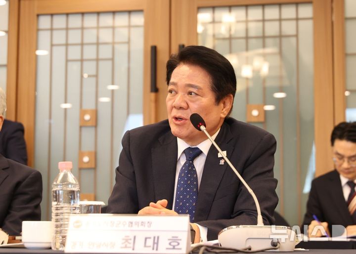 [안양=뉴시스] 지난 29일 서울 중구 한국프레스센터에서 열린 제1차 공동 회장단 회의에서 민선 9기 대한민국 시장 군수 구청장협의회 상임부회장으로 선임된 최대호 경기 안양시장이 인사말을 하고 있다. (사진=안양시 제공) 2026.09.30. photo@newsis.com