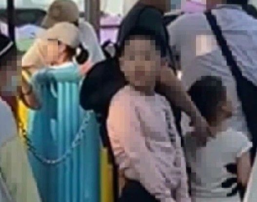 [서울=뉴시스]롯데월드 놀이기구 대기줄에서 바지를 내리고 소변을 보는 어린이 모습이다. (사진출처: 보배드림) *재판매 및 DB 금지