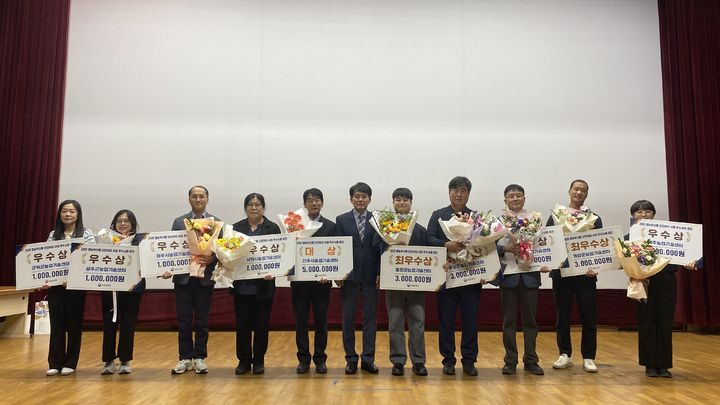 [세종=뉴시스] 농촌진흥청은 30일 충남농업기술원에서 '2026년도 영농부산물 안전 처리 사업' 성과 평가회를 열고 올해 상반기 영농부산물 파쇄·수거 사업 성과와 향후 추진 방안을 공유했다고 밝혔다. (사진=농진청 제공) 2026.09.30. photo@newsis.com *재판매 및 DB 금지