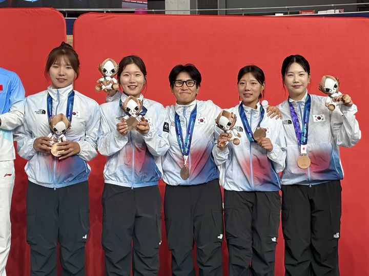 [서울=뉴시스] 한국 사이클 대표팀, 2026 아이치·나고야 아시안게임 사이클 트랙 여자 단체 추발에서 동메달 획득. (사진=대한사이클연맹 제공) 