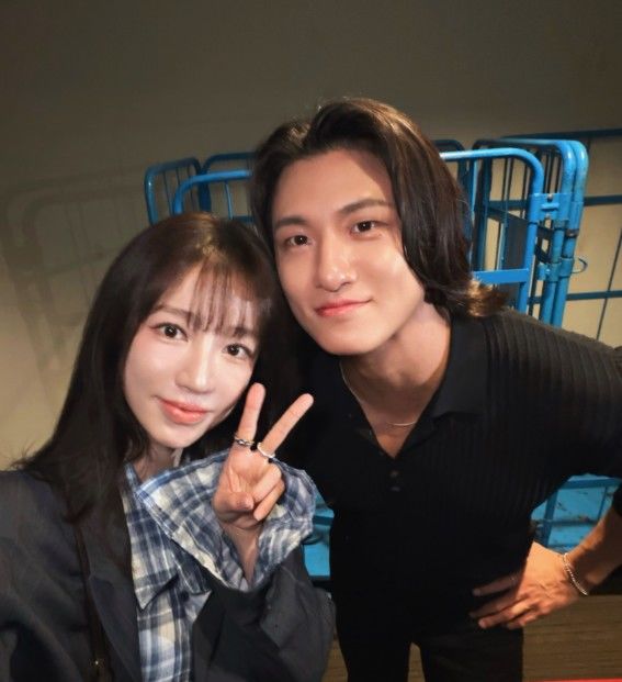 [서울=뉴시스] 신승호와 윤은혜가 함께 셀카를 찍는 모습이다. (사진=윤은혜 SNS 캡처) 2026.09.30. photo@newsis.com *재판매 및 DB 금지
