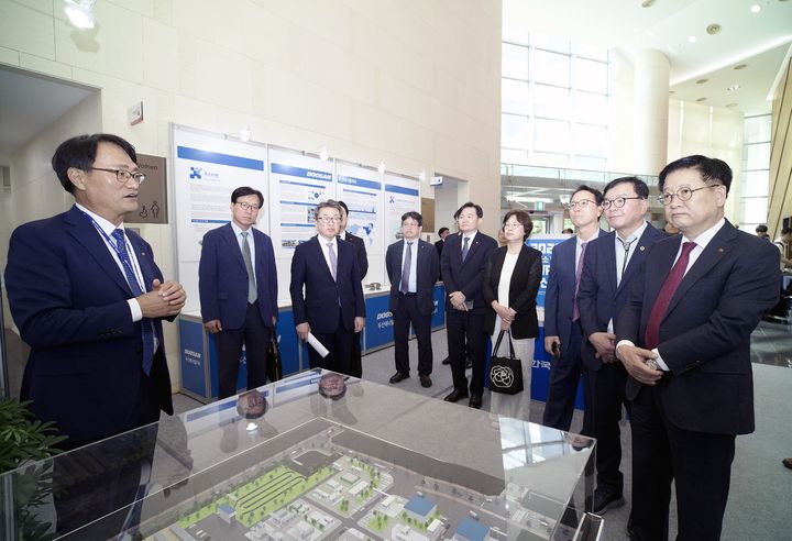 [울산=뉴시스] 30일 중구 본사에서 개최된 수소산업 혁신포럼에 참석한 권명호 한국동서발전 사장, 홍성우 울산시의회 부의장, 김현제 에너지경제연구원장, 편상훈 울산연구원장, 한주석 HD현대중공업 엔진기계 사업대표 등 지역사회와 에너지산업 주요 인사들이 최근 수소기술 동향에 대한 설명을 듣고 있다. (사진=한국동서발전 제공) 2026.09.30. photo@newsis.com&nbsp; *재판매 및 DB 금지
