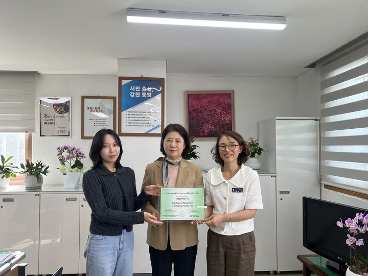 [통영=뉴시스] 신정철 기자= 경남 통영시는 서태평양건강도시연맹(AFHC)이 주관하는 '제11차 건강도시연맹 글로벌 컨버런스'에서 건강도시 조성 공로 인정상을 수상했다고 30일 밝혔다.사진은 공로상 전달식 기념 사진 모습.(사진=통영시 제공).2026.09.30. photo@newsis.com *재판매 및 DB 금지