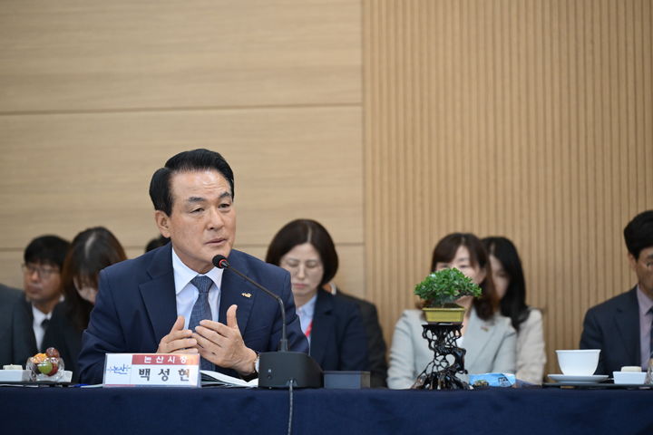 [논산=뉴시스]백성현 논산시장이 충남시장군수협의회에서 장애인 일자리 제도 개선을 건의하고 있다. (사진=논산시 제공) 2026.09.30 photo@newsis.com *재판매 및 DB 금지
