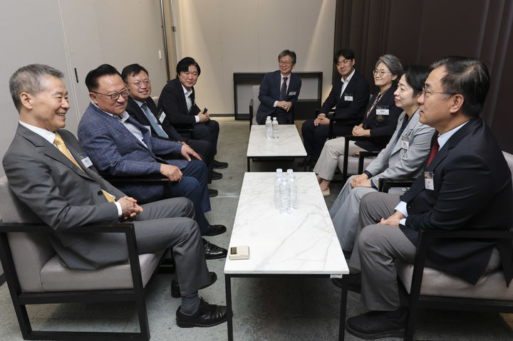 [서울=뉴시스] 홍선근 시대 회장과 오병상 시대 대표를 비롯한 참석자들이 30일 서울 여의도 한국경제인협회 컨퍼런스센터에서 'AI 대전환의 시대, AI 풀스택 대한민국의 도약'을 주제로 열린 시대포럼 시작에 앞서 티타임을 갖고 있다. (사진=시대 제공) 2026.09.30 photo@newsis.com *재판매 및 DB 금지