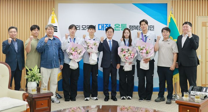 [대전=뉴시스] 30일 허태정 시장이 '2026 아이치·나고야 아시안게임'에서 금빛 성적을 거둔 대전시청 소속 선수들을 초청해 격려했다. (사진=대전시 제공) 2026.09.30 photo@newsis.com *재판매 및 DB 금지