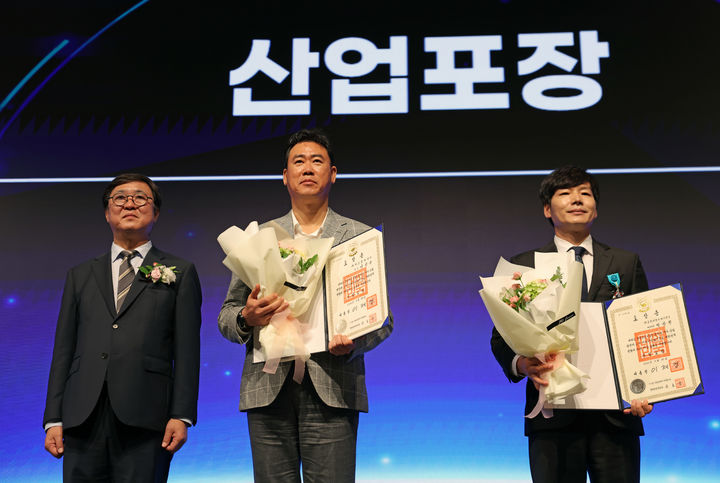 30일 서울 중구 더그랜드롯데 서울 크리스탈볼룸에서 열린 ‘제53회 관광의 날 기념식’에서 산업포장 수상자들이 기념촬영을 하고 있다. (사진=문화체육관광부) *재판매 및 DB 금지