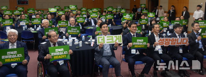 [전주=뉴시스] 김얼 기자 = 이원택(가운데) 전북특별자치도지사를 비롯한 관계자들이 30일 전북 전주시 전북특별자치도청 대회의실에서 열린 '제2차 공공기관 이전 대응 전북 수용준비 선언 및 유치 촉구' 행사에 참석해 기념촬영을 하고 있다. 2026.09.30. pmkeul@newsis.com