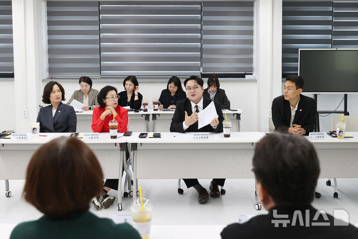 [시흥=뉴시스] 행정위 소속 의원들이 최근 이전·개소한 주민센터 관계자들의 의견을 수렴하고 있다. (사진=시흥시 의회 제공).2026.09.30. photo@newsis.com