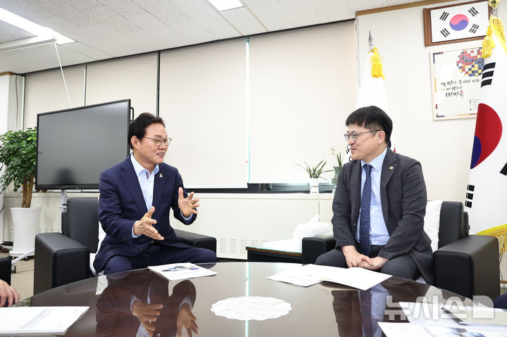 [서울=뉴시스]박완수(왼쪽) 경남도지사가 30일 오후 정부서울청사에서 문신학 산업통상부 차관을 만나 경남 산업 경쟁력 강화를 위한 서부경남 경제자유구역 신규 지정 등 대한 관심과 지원을 요청하고 있다.(사진=경남도 제공) 2026.09.30. photo@newsis.com