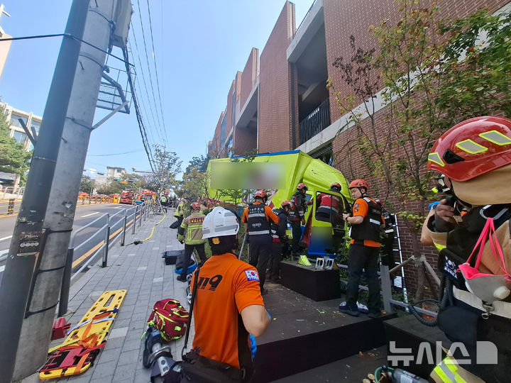 [서울=뉴시스] 30일 낮 서울 성북구 동소문동 서울연극창작센터 인근에서 5톤 이삿짐 트럭이 건물 외벽을 들이받는 사고가 발생해 소방대원들이 구조 작업을 벌이고 있다. (사진=성북소방서 제공) 2026.09.30. photo@newsis.com