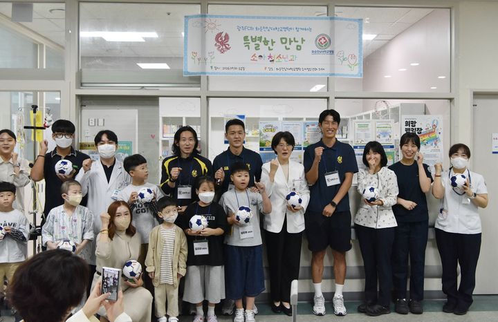 화순전남대병원 방문한 광주FC 선수단, 환아들 '응원' 등[전남광주소식]