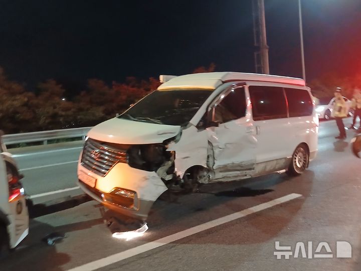 [인천=뉴시스] 지난 28일 오후 인천 계양구 인천국제공항고속도로 서울 방향 노오지JC 인근에서 역주행하던 티볼리 승용차가 마주 오던 스타렉스 승합차와 충돌했다. 사진은 사고로 파손된 스타렉스 모습. (사진=인천소방본부 제공) 2026.09.30. photo@newsis.com