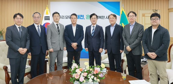 [대전=뉴시스] 허태정 시장이 30일 위성시스템 개발사인 컨텍스페이스 그룹 임원진(회장 이성희)을 만나 대전의 우수산업 발전과 기업 협력 방안에 대해 의견을 나눴다. (사진=대전시 제공) 2026.09.30 photo@newsis.com *재판매 및 DB 금지