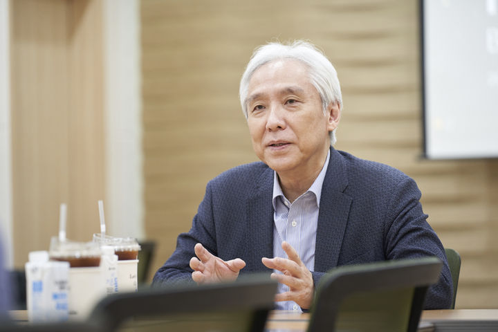 [수원=뉴시스] 김대진 대한민국 피아노페스티벌 예술감독이 30일 경기아트센터에서 기자들과 만나 인터뷰를 하고 있다. (사진=경기아트센터 제공) 2026.09.30. photo@newsis.com *재판매 및 DB 금지