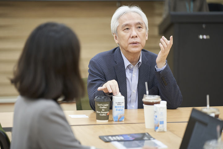 [수원=뉴시스] 김대진 대한민국 피아노페스티벌 예술감독이 30일 경기아트센터에서 기자들과 만나 인터뷰를 하고 있다. (사진=경기아트센터 제공) 2026.09.30. photo@newsis.com *재판매 및 DB 금지